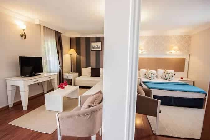 Moonshine Hotel Suites